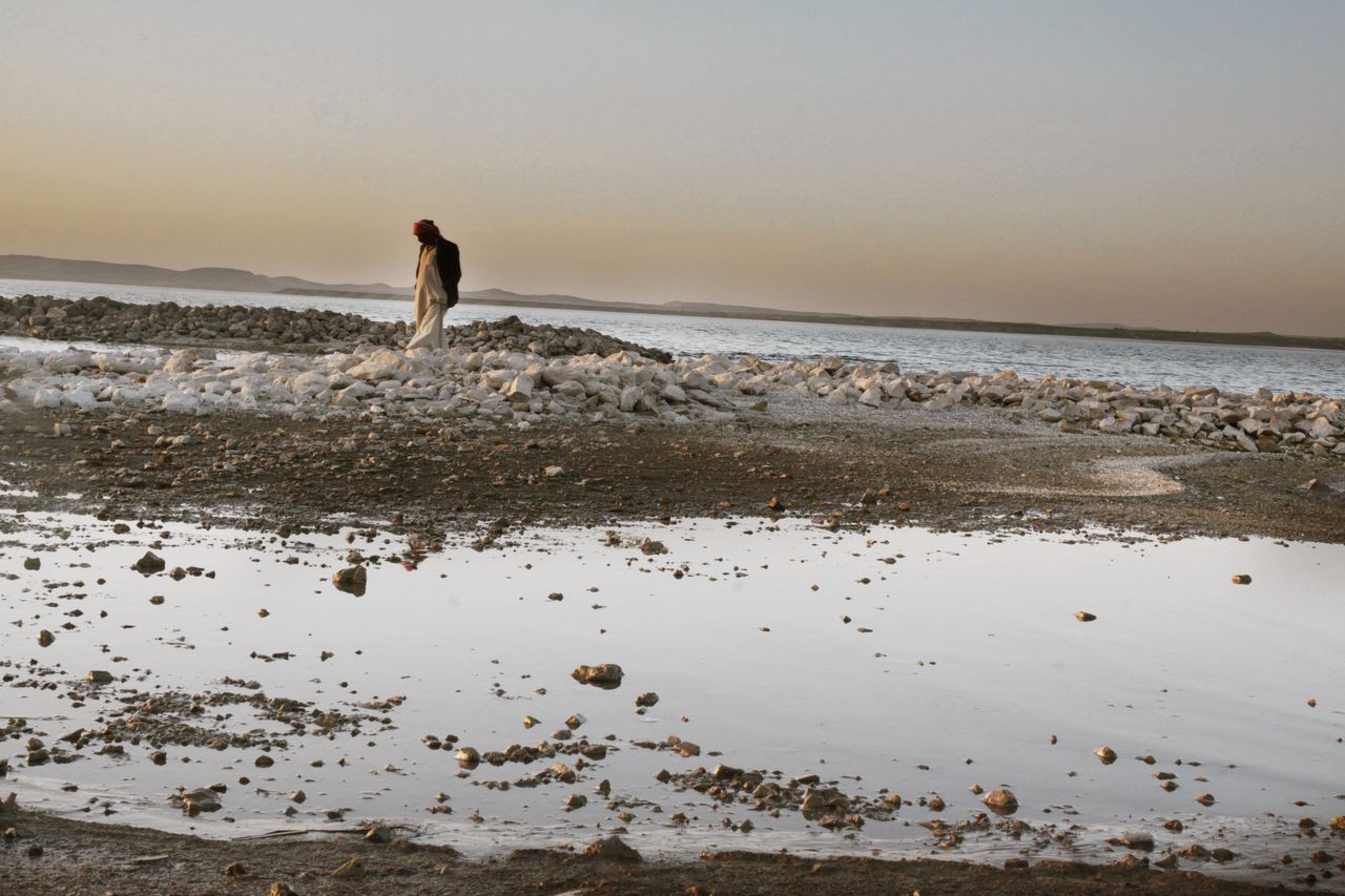 Een man loopt langs het Assad Meer in Raqqa, 30 maart 2009