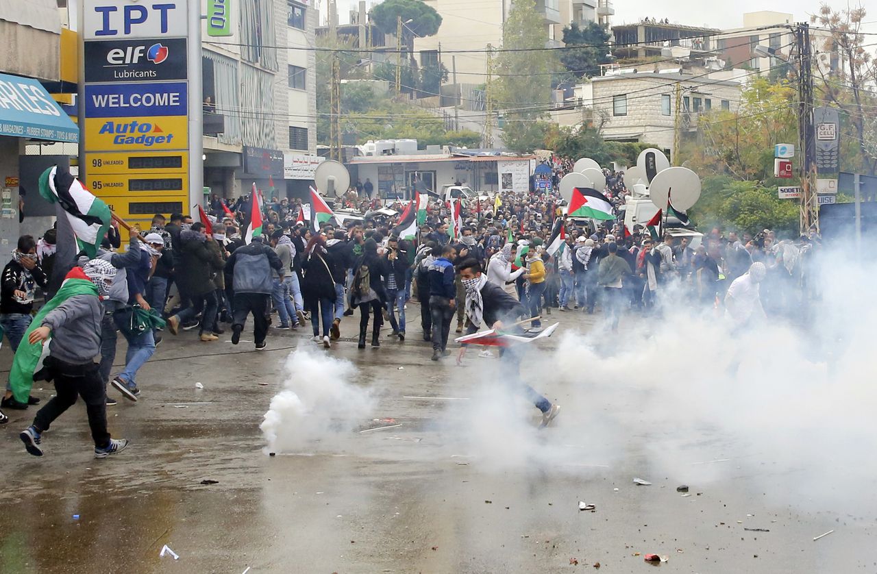 Demonstranten in Beiroet raaken slaags met de veiligheidsdiensten bij een betoging tegen de Verenigde Staten.