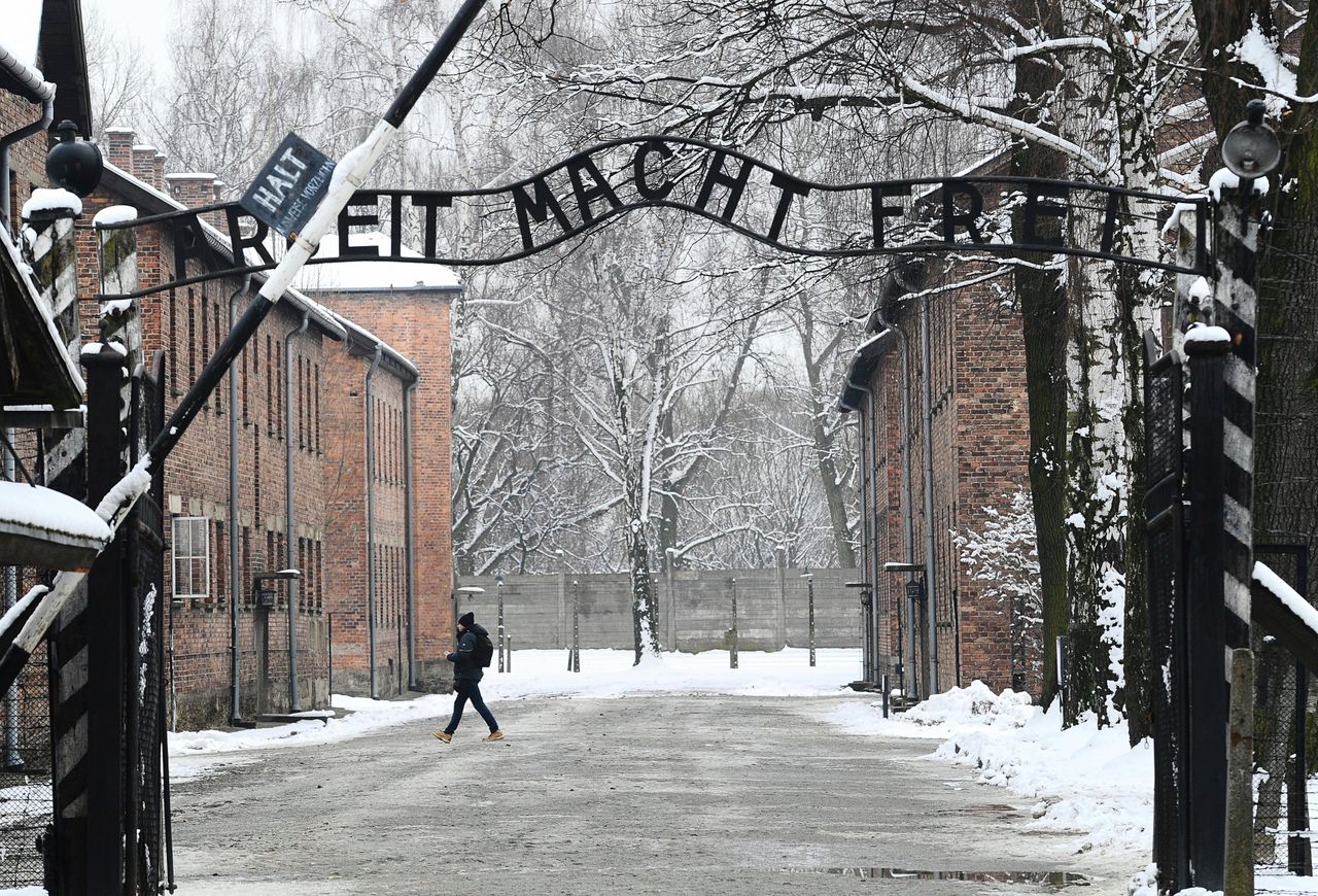 De ingang van concentratiekamp Auschwitz in Polen.