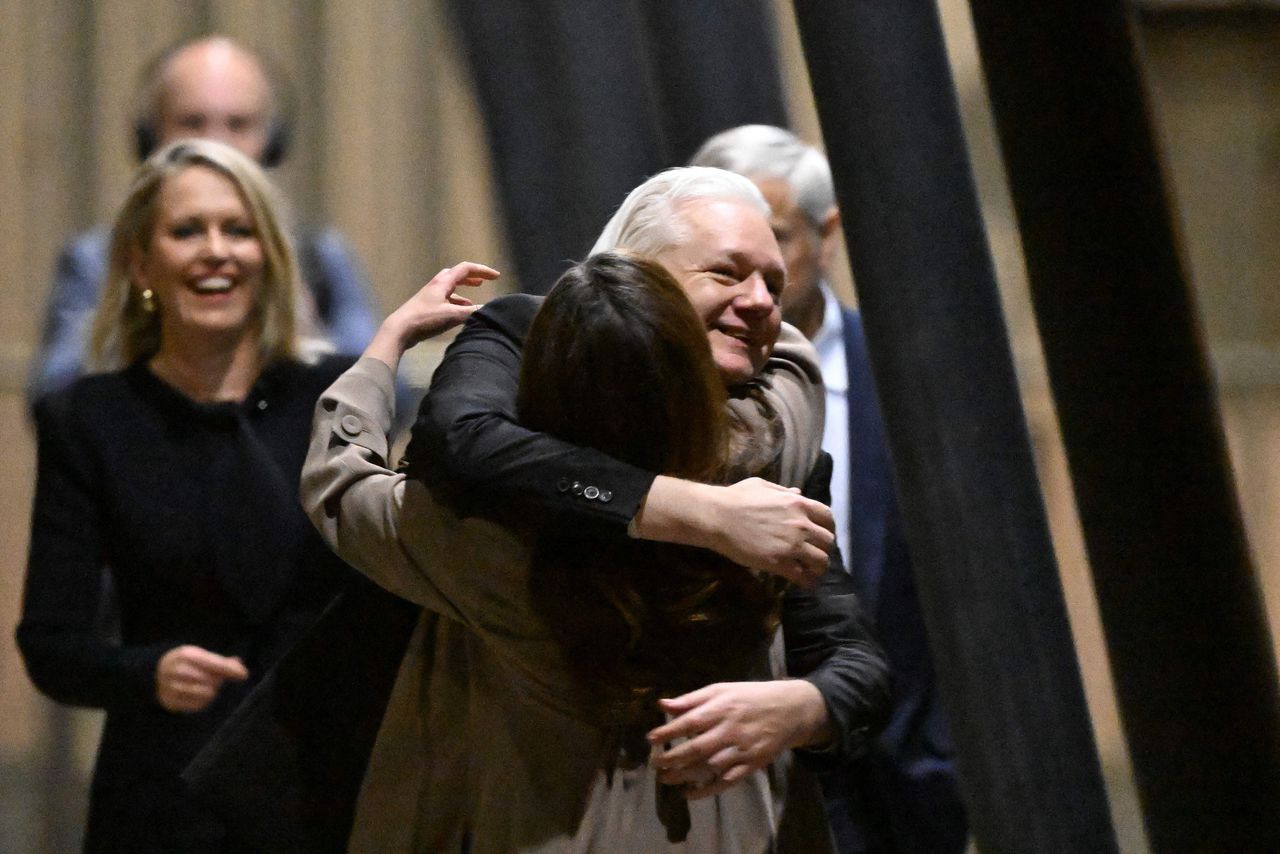 Acht uur na zijn schuldbekentenis is Julian Assange vrij en thuis 