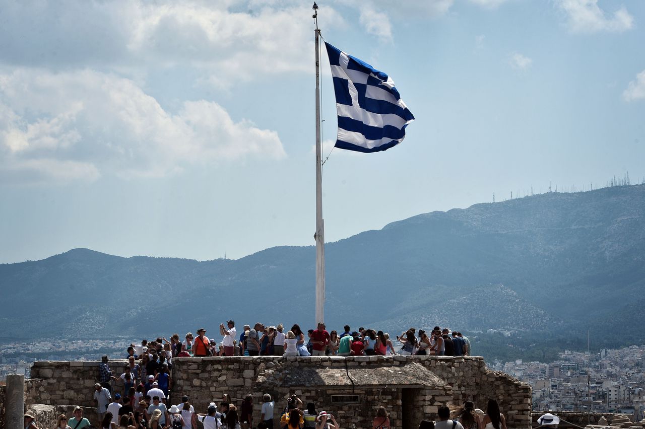 Toeristen bezoeken de Akropolis van Athene.