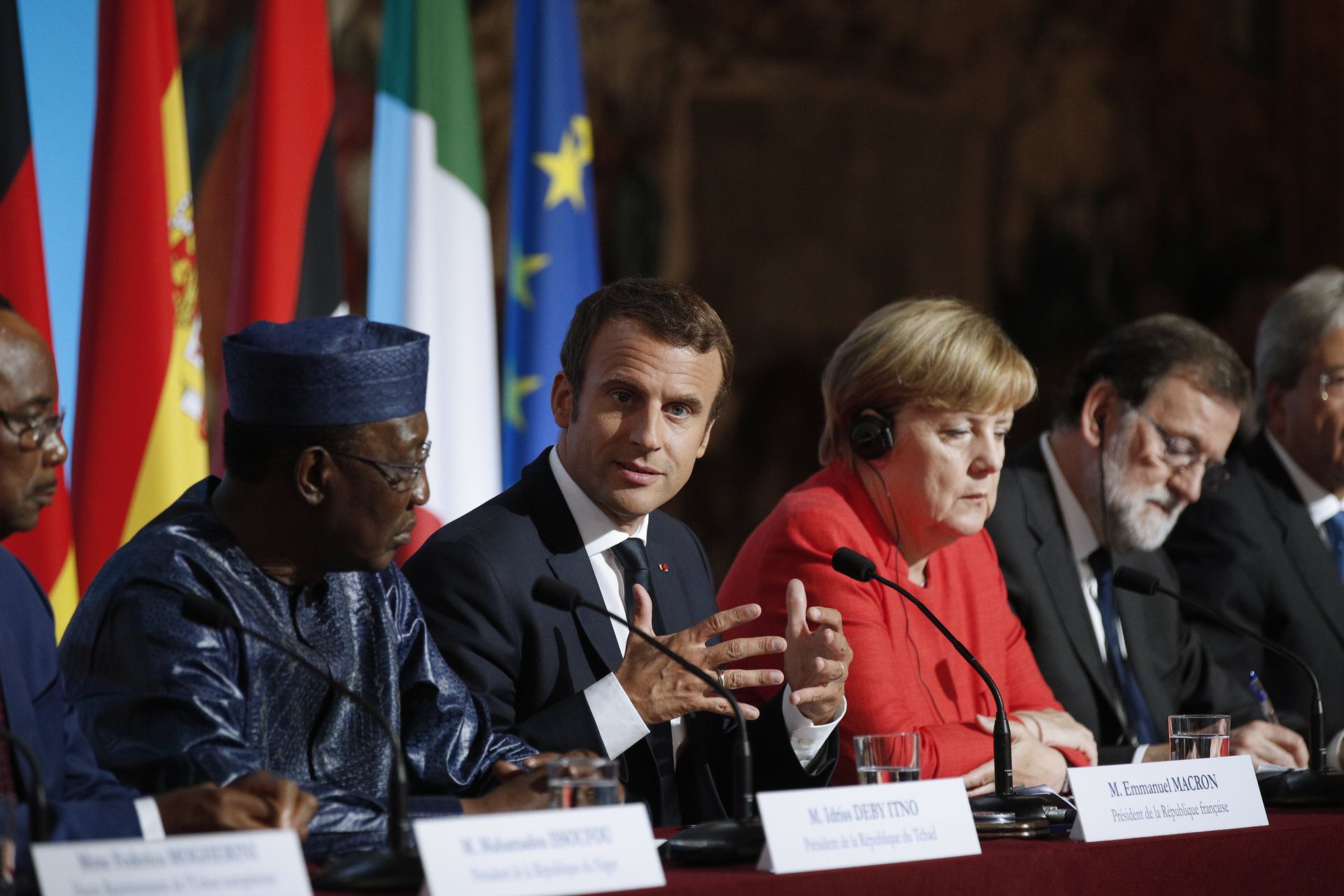 Политика фото. Внешняя политика Франции. Франция политика. Политикан. Французские политики 21 века.