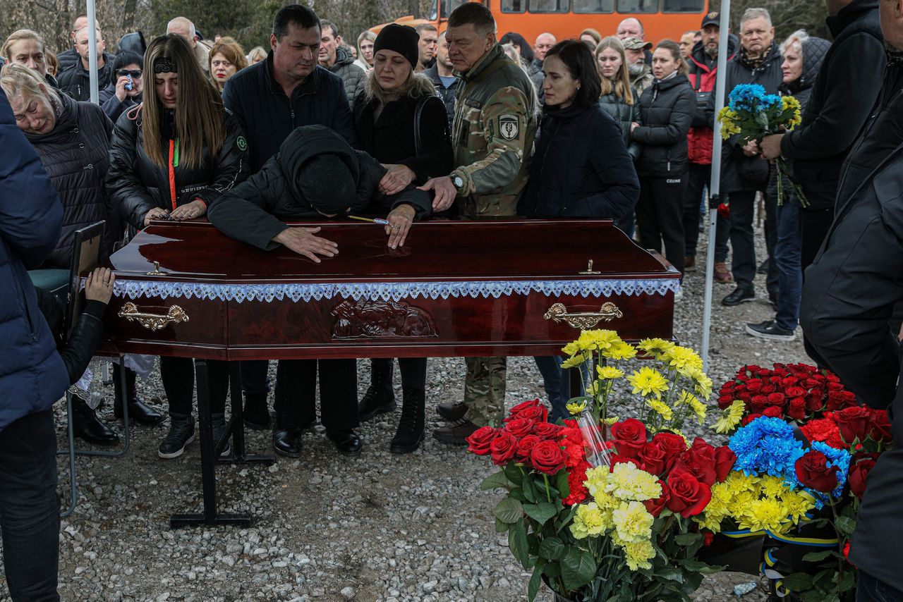 Bij de begrafenis van een gesneuvelde Oekraïense soldaat: ‘Jij bent onze held, broeder. Helden gaan niet dood’ 