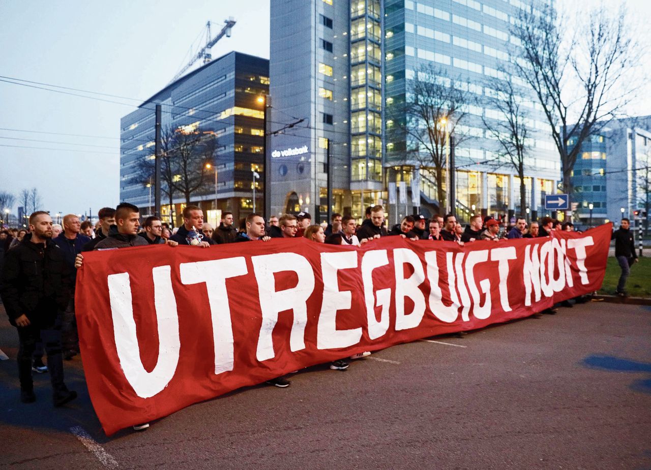 Het spandoek dat aanhangers van FC Utrecht vrijdagavond meedroegen.
