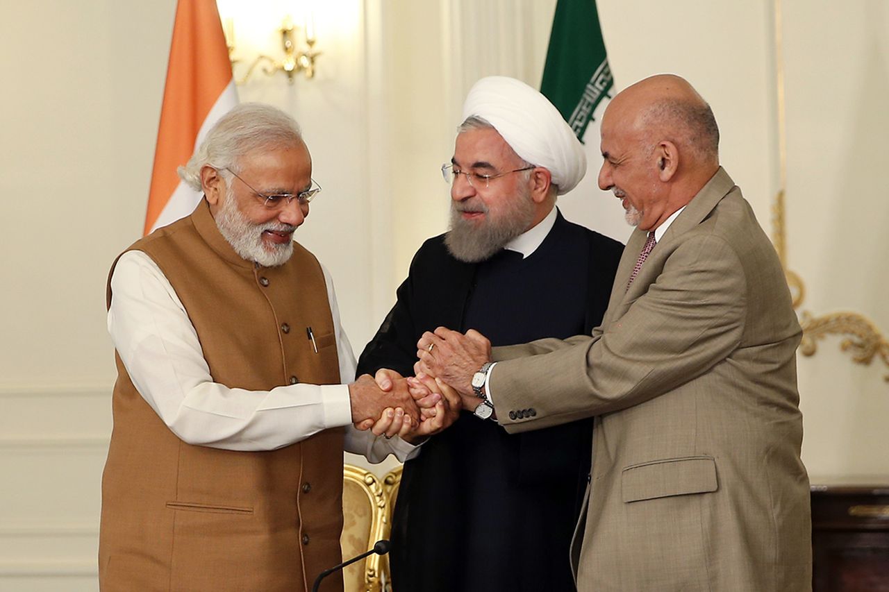 De Afghaanse president Ashraf Ghani, de Iraanse president Hassan Rohani en de Indiaase premier Narendra Modi schudden elkaar de hand na een bijeenkomst in Teheran maandag.