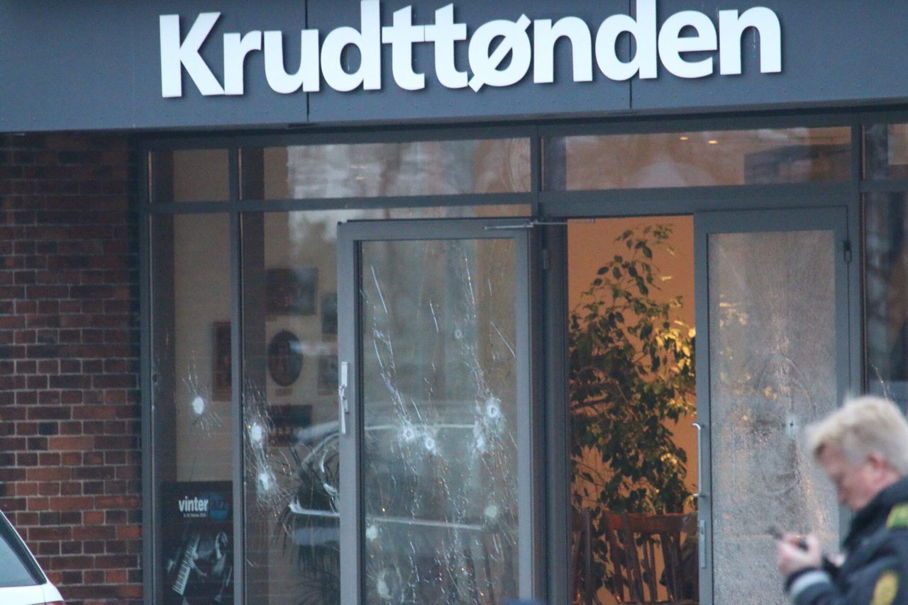 Kogelgaten in de ramen van het café Krudttonden.