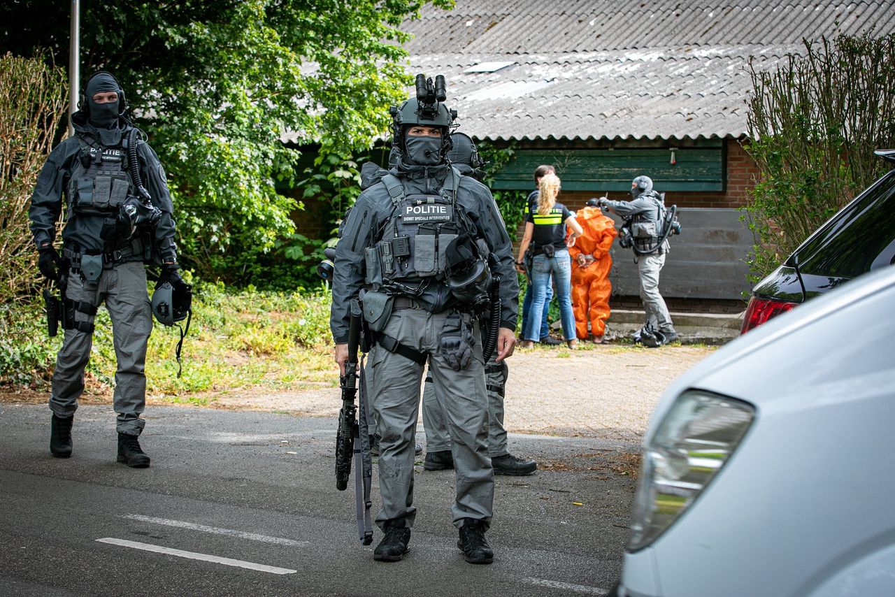 Politie-actie in het Gelderse dorp Drempt waar een crystal meth-lab werd ontmanteld. Een man uit Colombia, een man uit de Verenigde Staten en een man uit Mexico werden aangehouden.