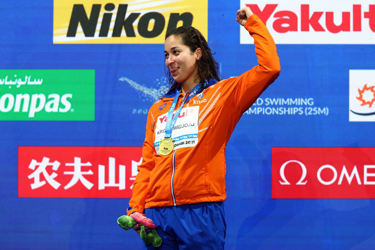 Ranomi Kromowidjojo juicht op 19 december 2021 voor haar gouden medaille op de 50 meter vlinderslag bij de FINA Wereldkampioenschappen zwemmen in Abu Dhabi.