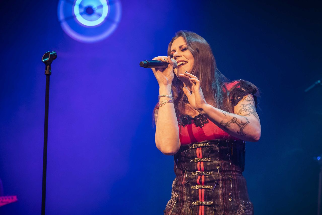 Popprijswinnares Floor Jansen in Nijmegen tijdens de aftrap van haar eerste Nederlandse solotour.