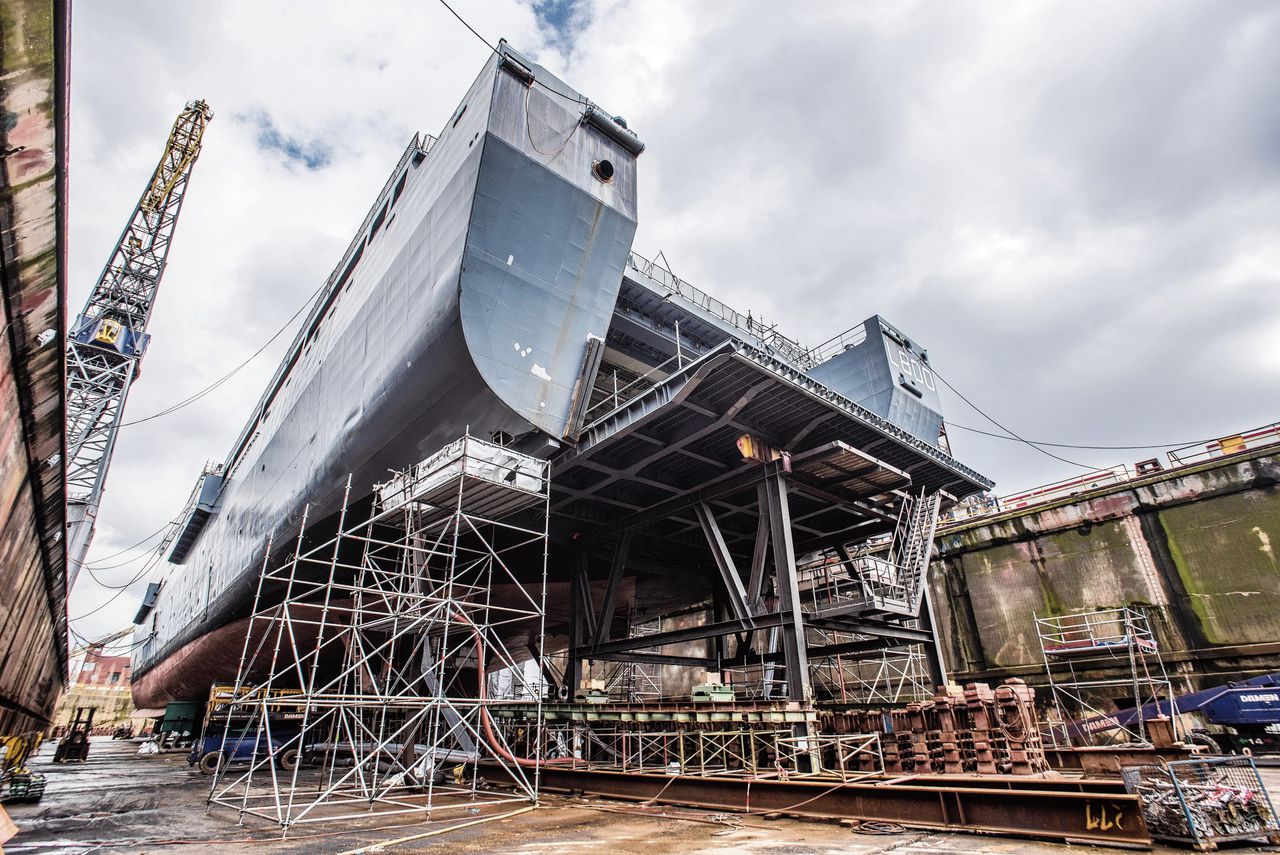 Op de werf van Damen Shipyards wordt een amfibisch transportschip gerenoveerd.