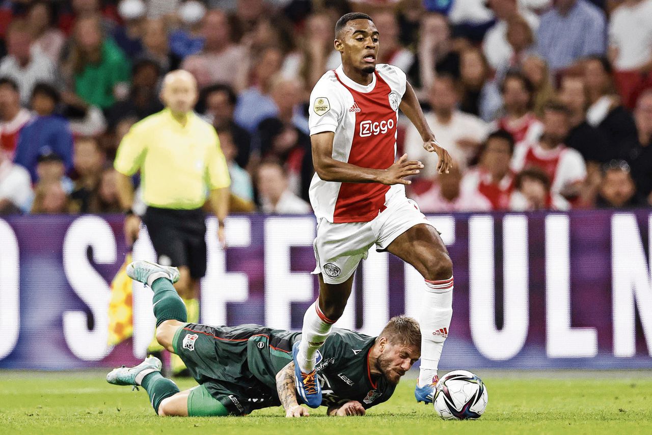 Ryan Gravenberch (Ajax) wint een duel van Lasse Schöne (NEC), zaterdagavond in de Johan Cruijff Arena in Amsterdam.