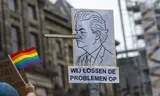 Bordjes bij ‘De Straat Op’, een protestmars in Amsterdam op 24 mei tegen populisme en verdeeldheid. Foto’s Sabine Joosten/ANP