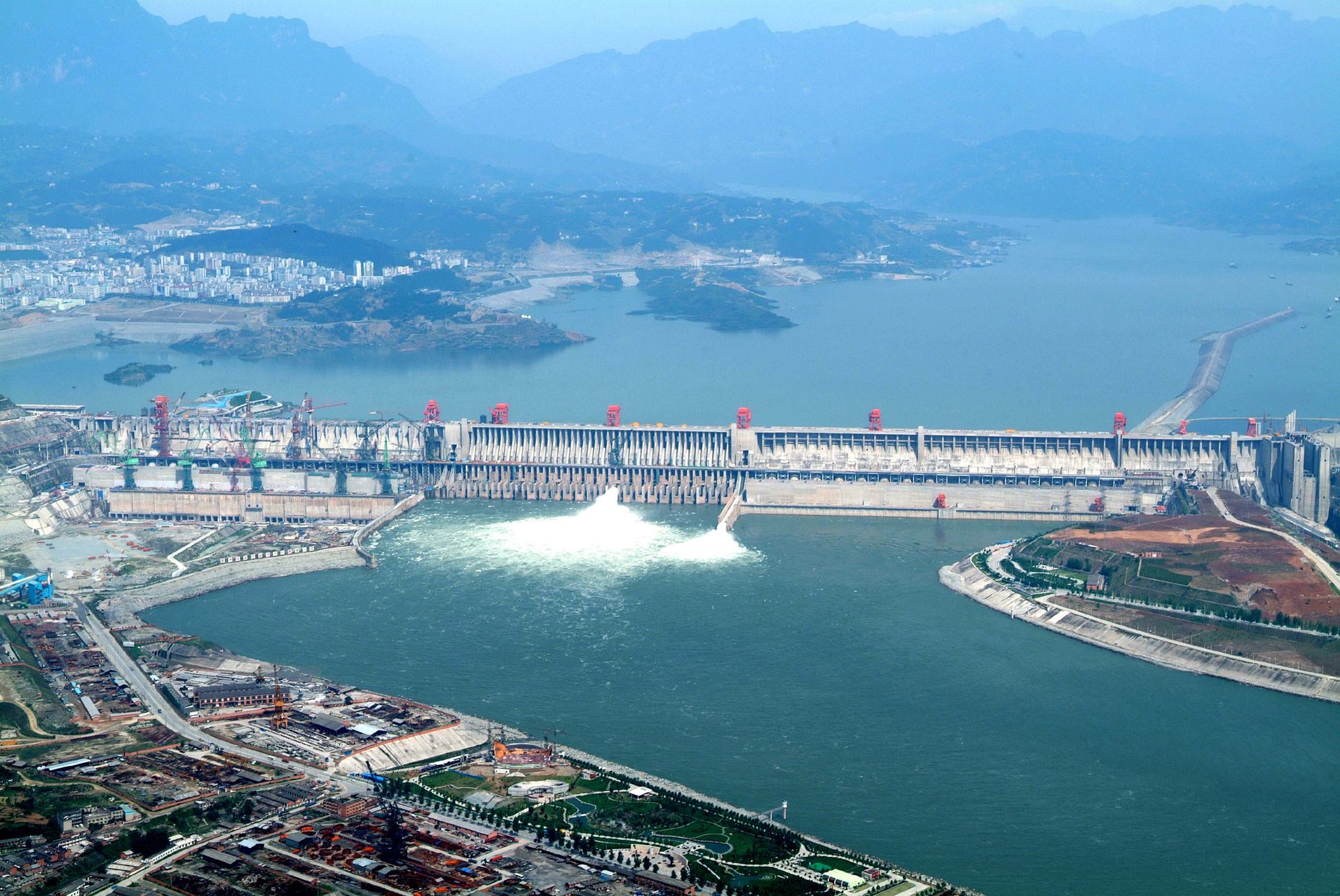 В какой стране крупнейшая гэс. Плотина три ущелья в Китае. ГЭС «три ущелья» («Санься»). Три ущелья ГЭС Янцзы. Самая большая ГЭС В мире три ущелья.