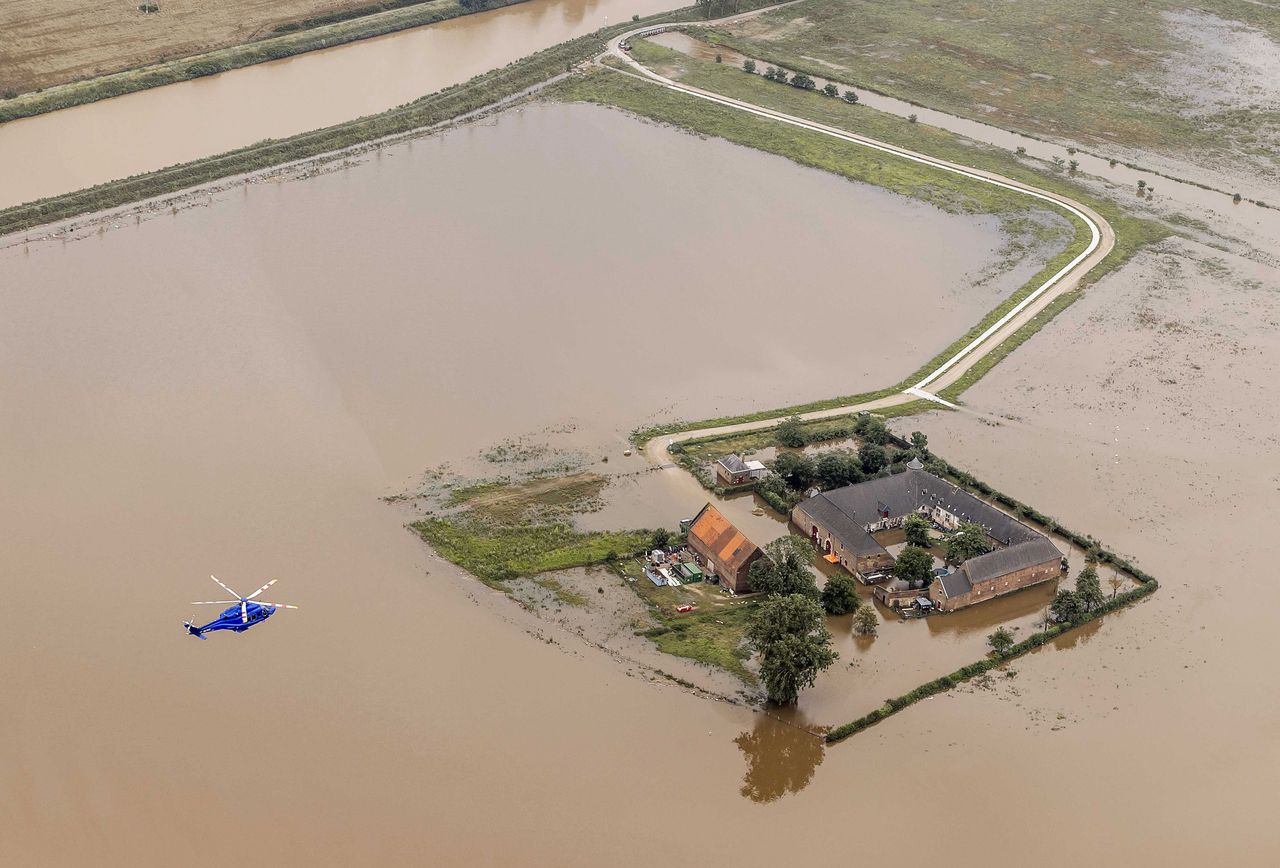 Weilanden en gebouwen in het gebied rond Brommelen kwamen vrijdag onder water te staan, nadat een dijk aan het Julianakanaal doorbrak.