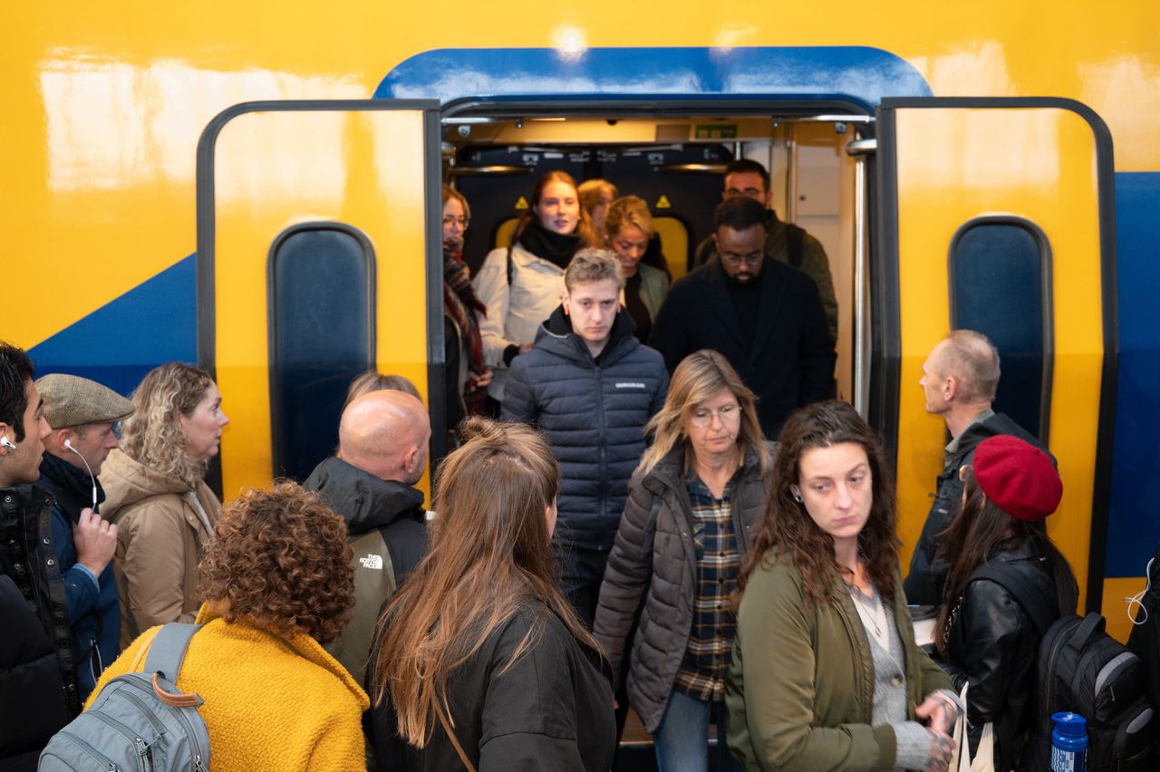 Drukte in de trein op Amsterdam Centraal. Foto Pepijn Kouwenberg