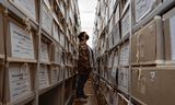 Een medewerker zoekt een document in het archief van mensenrechtenorganisatie Memorial in Moskou.