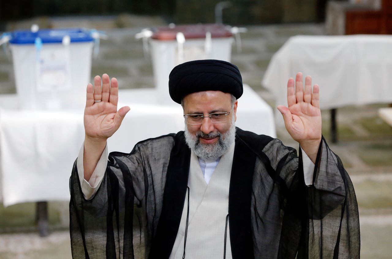 De nieuwe Iraanse president Ebrahim Raisi nadat hij vrijdag zijn stem heeft uitgebracht. Op zaterdagochtend had hij al meer dan de helft van de 28 miljoen uitgebrachte stemmen (op 59 miljoen kiesgerechtigden).