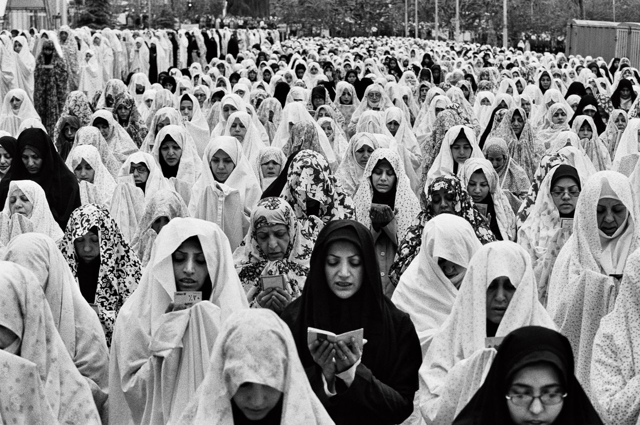 Vrouwen met chador in Teheran tijdens het gebed aan het eind van de Ramadan.