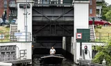 Een recreatieboot vaart door de Vlaardinger Driesluizen, die woensdag dichtgaan.