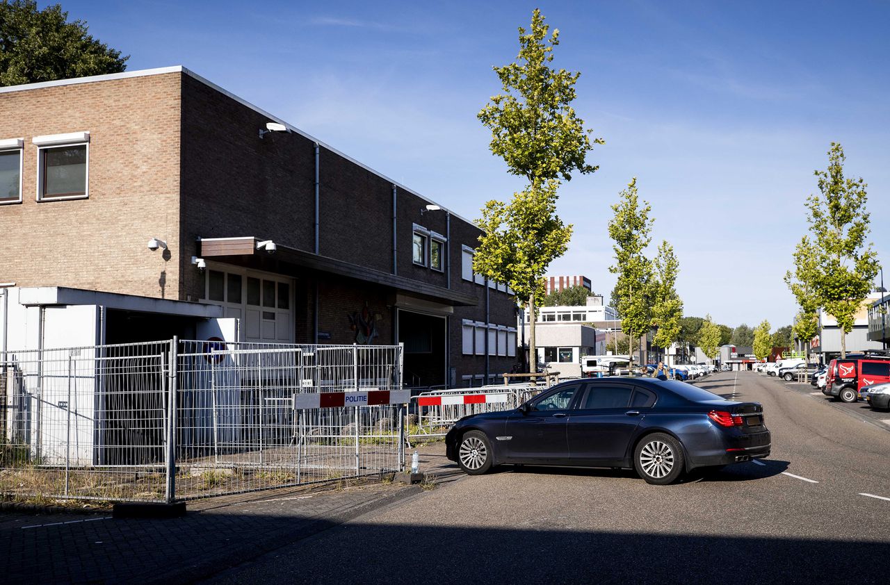 Beveiligde auto's bij de gerechtsbunker in Amsterdam-Osdorp waar de rechtszaak voor de moord op advocaat Derk Wiersum wordt behandeld.