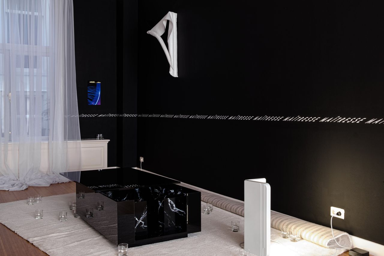 Laëtitia Badaut Haussmann, installatie met verschillende werken, waaronder Stage Marble Circle, 2020.