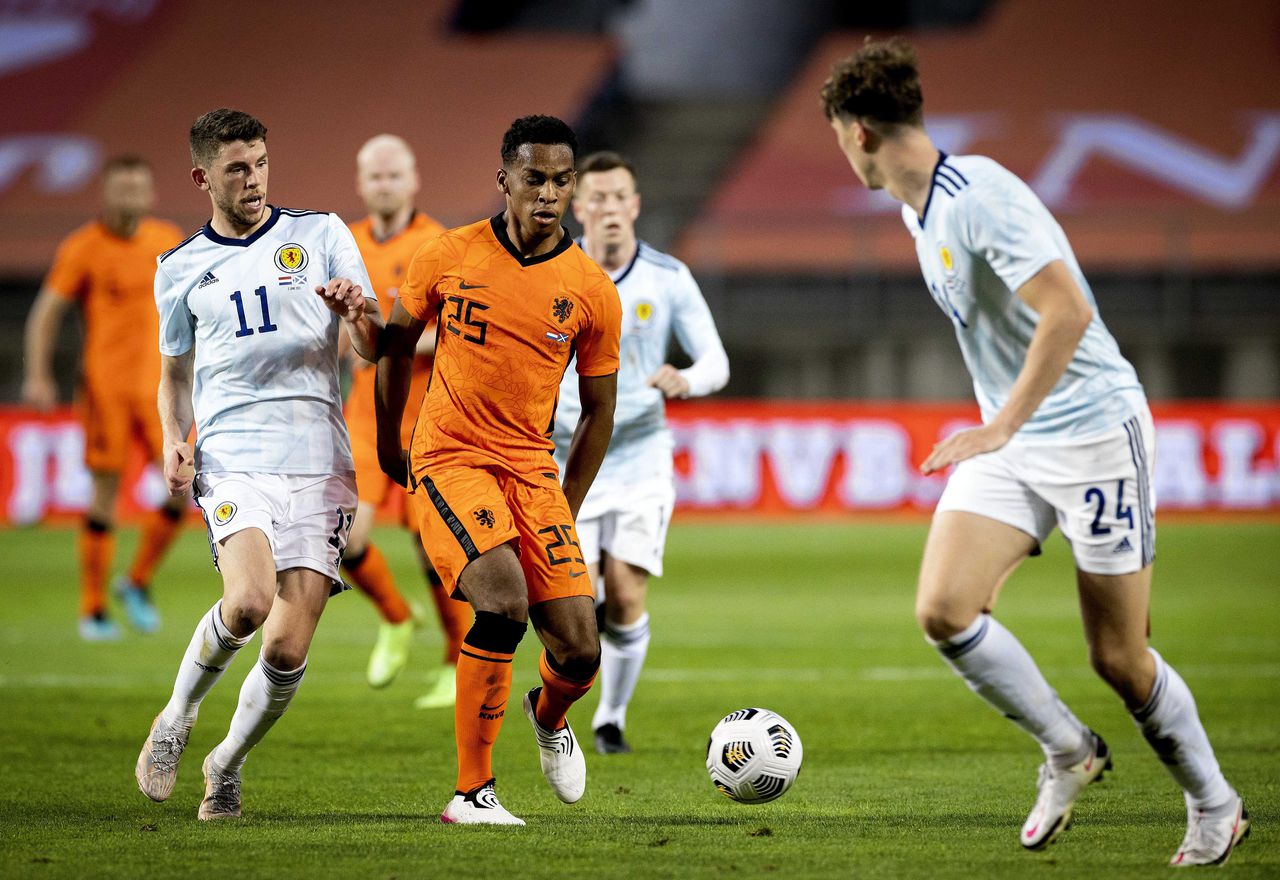 Jurriën Timber maakte begin deze maand zijn debuut in het Nederlands elftal in een oefenwedstrijd tegen Schotland.