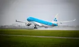Vliegtuigen stijgen op vanaf de Polderbaan bij Schiphol Airport. 