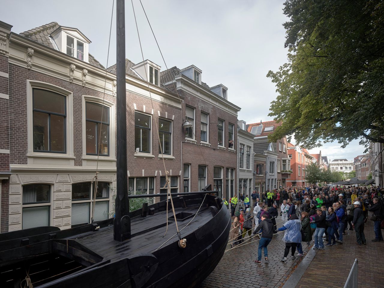 In Dordrecht werd zaterdag door tientallen bewoners een verbrande houten boot door de stad gesleept. Doordat de route door nauwe straten voert, gaat de boot kapot: dat is de bedoeling van kunstenaar Edward Clydesdale Thomson.