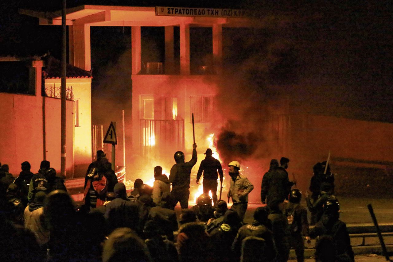 Eilandbewoners raakten woensdagavond slaags met politie op Lesbos.
