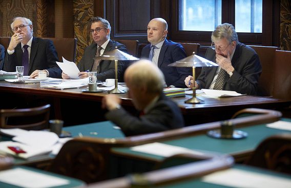 Initiatiefnemers Jan de Wit (SP), Gerard Schouw (D66), oud-Kamerlid Boris van der Ham (D66) en minister Ivo Opstelten tijdens het Initiatiefvoorstel-Schouw en De Wit over de opheffing van het verbod op godslastering.