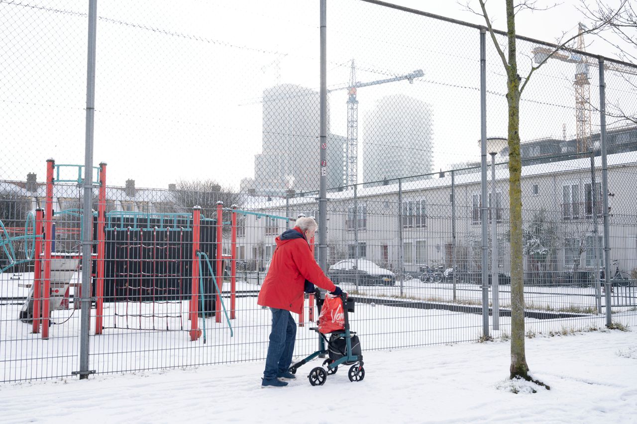 Zorg voor thuiswonende ouderen gaat ook in ondergesneeuwd Nederland door. ‘Kind, moest je door dít weer naar mij toe?’