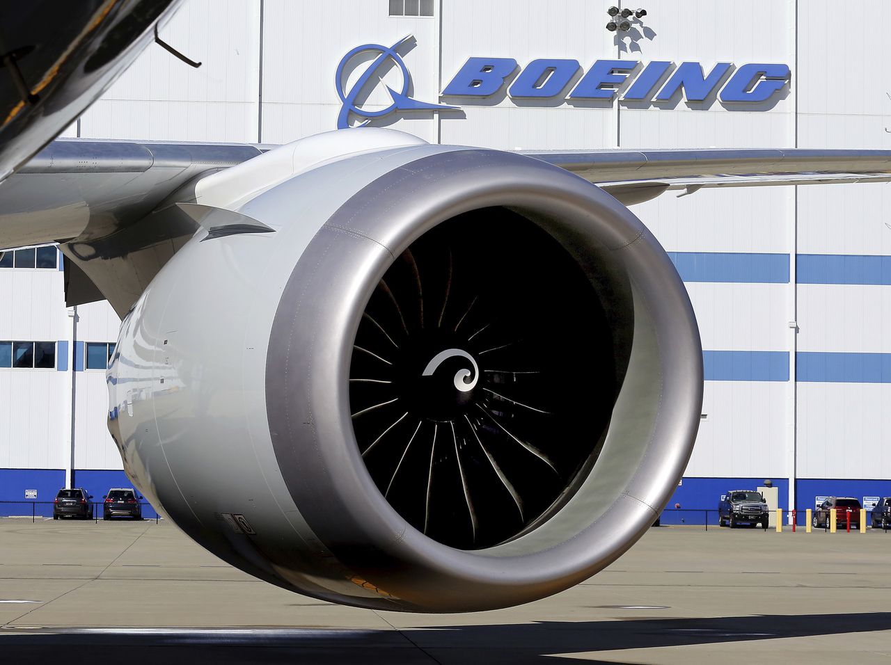 De vleugel en motor van het honderdste toestel van het type Boeing 787 Dreamliner.