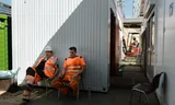 Hitte op de bouwplaats op de Zuidas/A10 in Amsterdam.