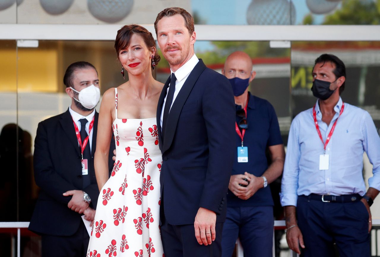 Acteur Benedict Cumberbatch, een ‘toxische’ macho-cowboy in de western ‘The Power of The Dog’, en zijn vrouw Sophie Hunter tijdens het 78ste filmfestival van Venetië.
