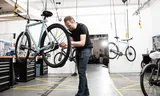Werkplaats van VanMoof in Amsterdam. Op ontwerpvlak nam VanMoof de afgelopen jaren beslissingen die verkeerd lijken te zijn uitgevallen. 