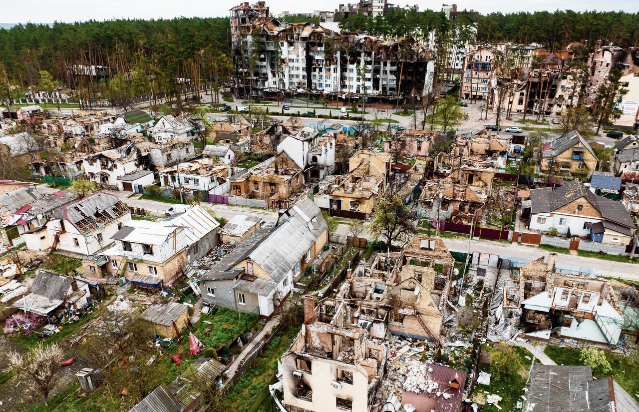 Vernielde wijken in Irpin, een voorstad van Kiev, eind april. Schattingen van de oorlogsschade in Oekraïne lopen uiteen van 200 miljard tot 600 miljard dollar.