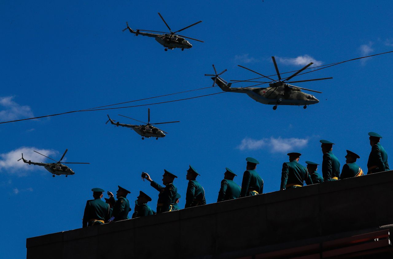 Russische zware militaire transporthelikopters boven het Rode Plein in Moskou tijdens de generale repetitie voor de overwinningsparade van 9 mei 2017. Ook na het uiteenvallen van de Sovjet-Unie bleef Moskou voor wapens en onderdelen zoals helikoptermotoren afhankelijk van het intussen zelfstandige Oekraïne.