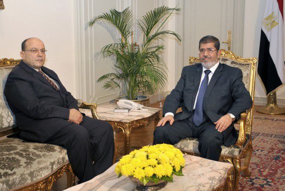 De Egyptische president Mohammed Morsi (rechts) met de kersverse openbaar aanklager Talaat Abdullah. Oppositielid Mohammed ElBaradei beschuldigde Morsi ervan vandaag zichzelf tot 'farao' te hebben gekroond met deze grondwetswijziging. Foto AP / Egyptian Presidency