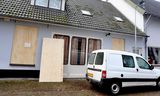 De politie laat een pand dichttimmeren bij een inval in Den Bosch, na aanhouding van acht mannen in een groepsverkrachtingszaak.   