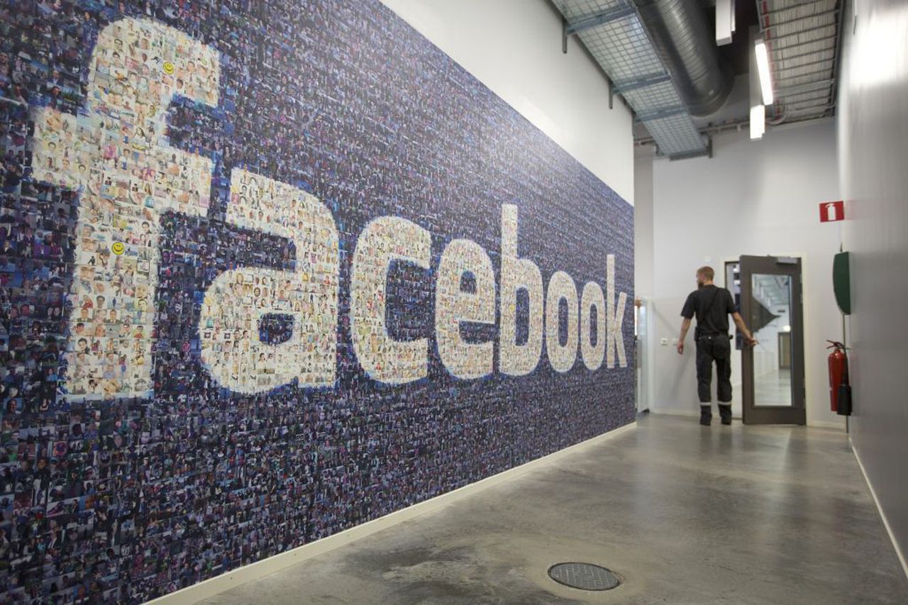 Een Facebook-logo in een datacentrum van Facebook in Zweden.
