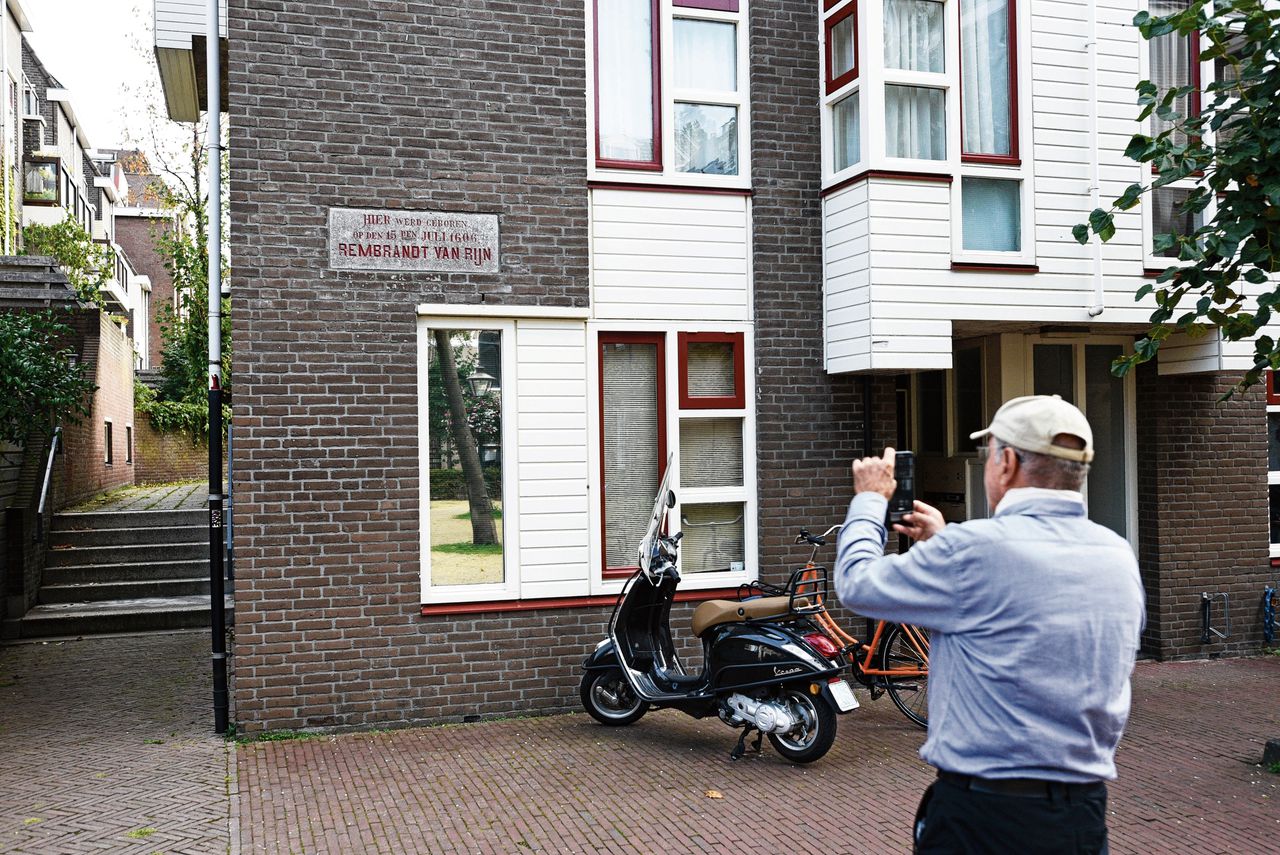 Op de plek van Rembrandts geboortehuis staat nu een wooncomplex met een plaquette op de gevel.