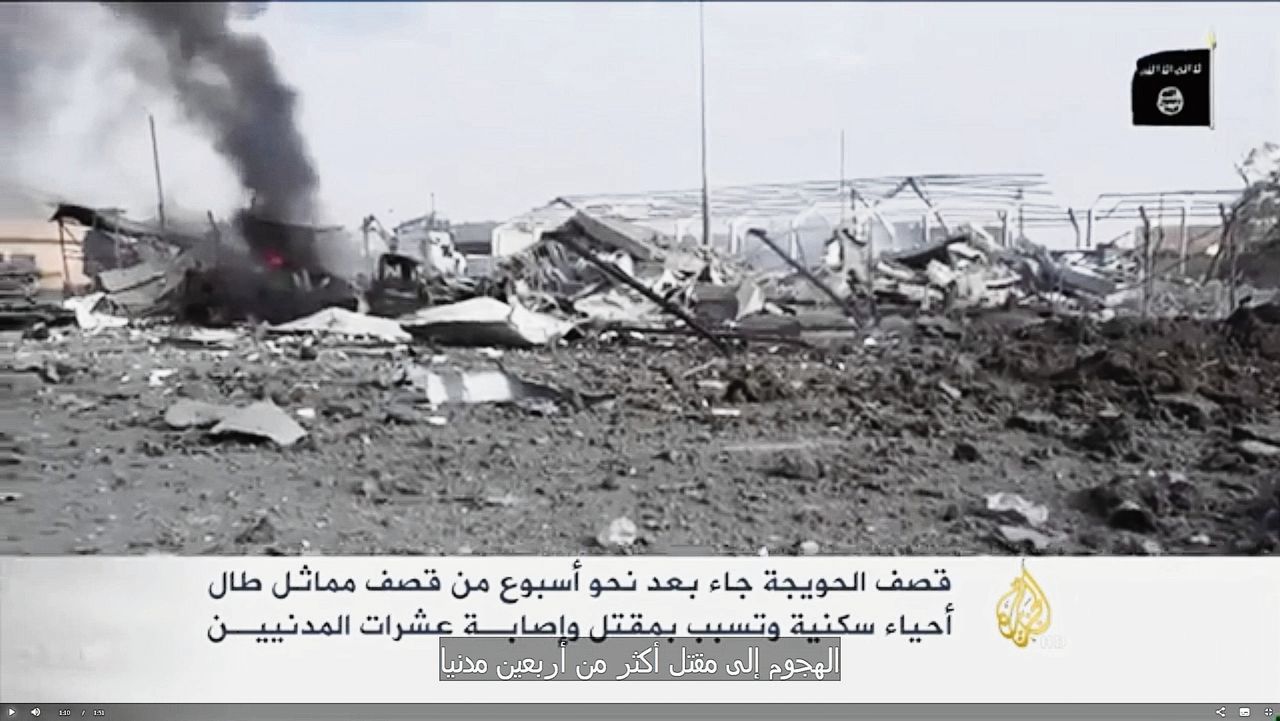 Schade in Hawija na het bombardement van juni 2015. De beelden van deze door IS gemaakte film zijn verspreid door de Arabische nieuwszender Al Jazeera.