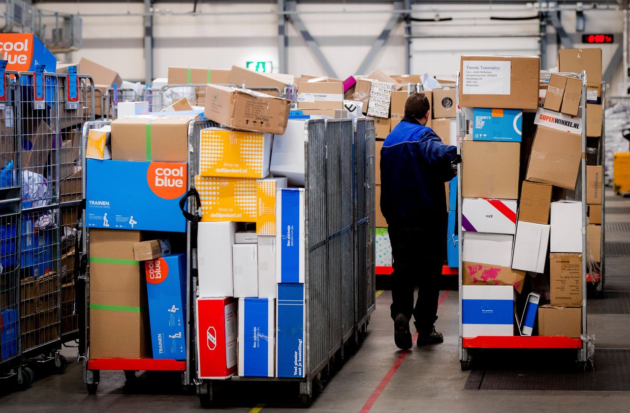 Medewerkers sorteren post in een sorteer- en distributiecentrum van PostNL vlak voor Sinterklaas.