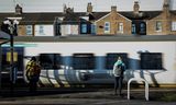 Reizigers wachten op de trein op het station van Mossley Hill in Liverpool. 
