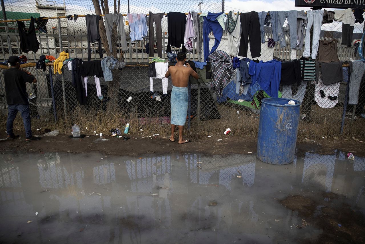 In Tijuana wachten migranten in uitpuilend sportcomplex op hun beurt 