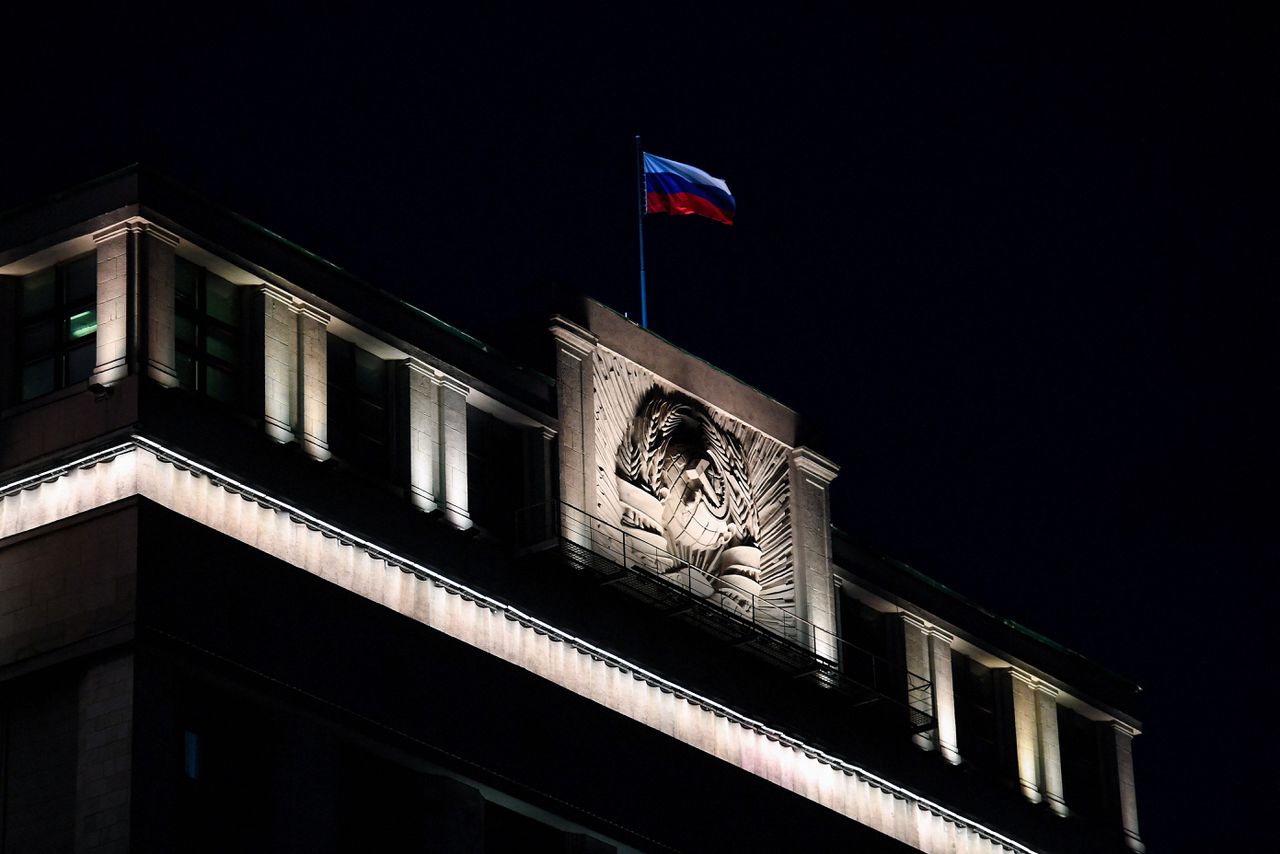 De Russische vlag wappert bij de Doema in Moskou.