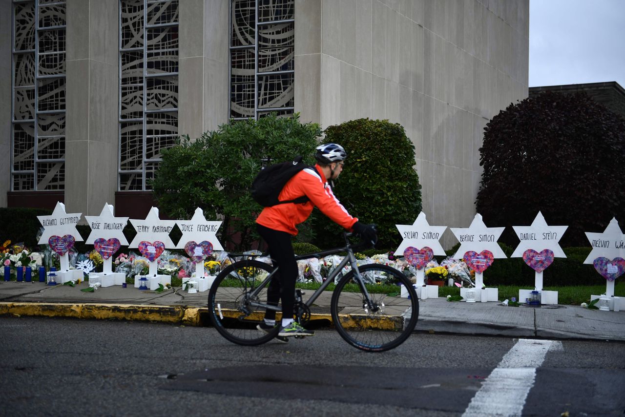 De Tree of Life-synagoge in Pittsburgh, maandagochtend. Op zaterdag vielen daar bij een aanslag elf doden.
