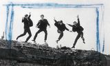Contactafdruk  van de springfoto van The Beatles, die op de EP 'Twist and Shout' (1963) staat.