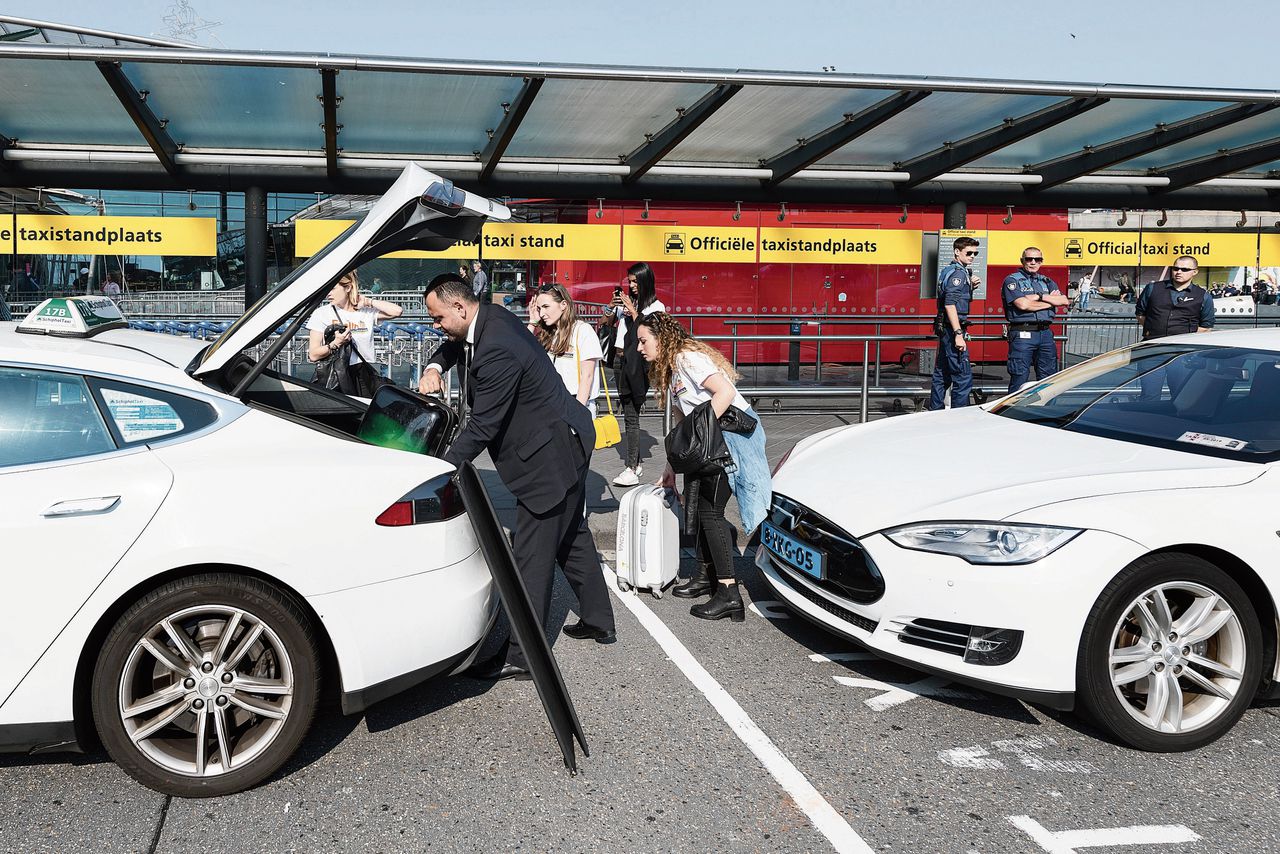 Schipholtaxi won in 2014 de concessie om met voorrang het taxivervoer vanaf Schiphol te verzorgen, door te beloven met nieuwe witte Tesla’s te rijden.