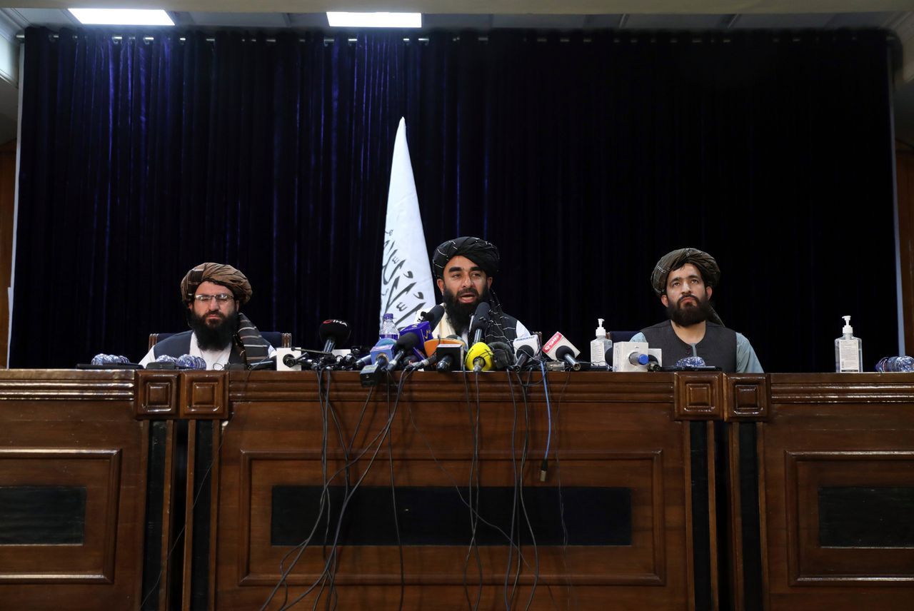 Taliban-woordvoerder Zabihullah Mujahid (midden) op de persconferentie dinsdag.